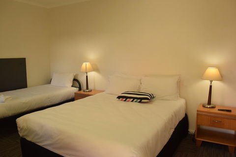CROWN CENTRAL BUSINESS DISTRICT MOTEL - NO UNDER 18s - Accommodation Daintree 37
