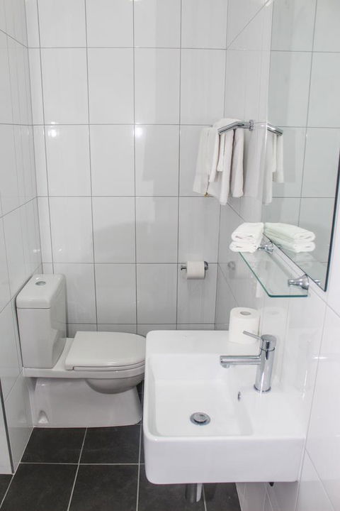 CROWN CENTRAL BUSINESS DISTRICT MOTEL - NO UNDER 18s - Accommodation Daintree 17