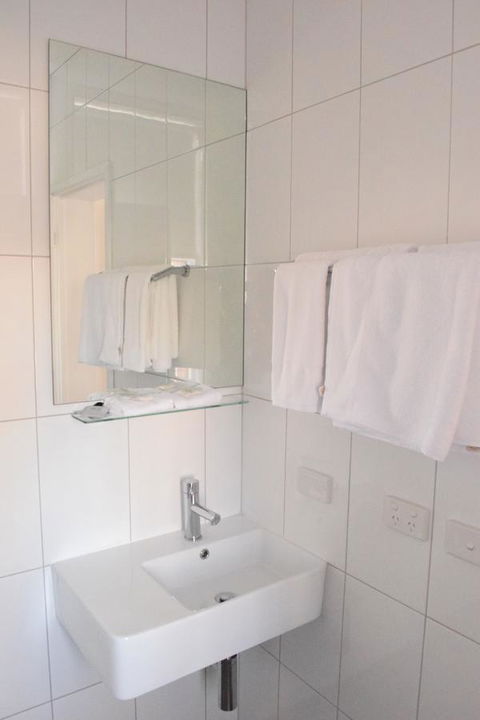 CROWN CENTRAL BUSINESS DISTRICT MOTEL - NO UNDER 18s - Accommodation Daintree 29