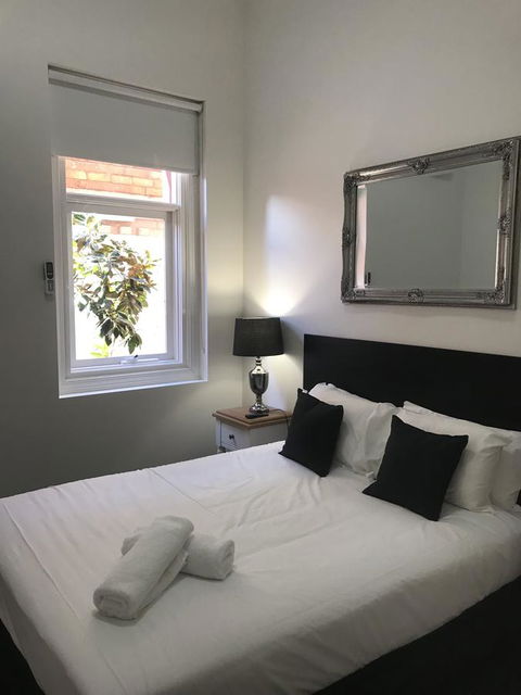 CROWN CENTRAL BUSINESS DISTRICT MOTEL - NO UNDER 18s - Accommodation Daintree 18