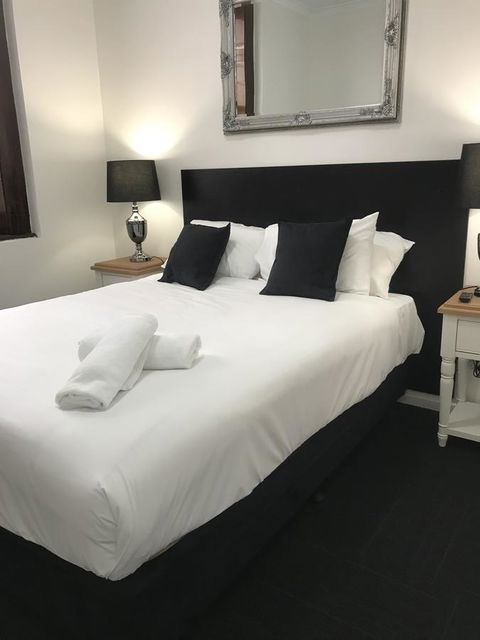 CROWN CENTRAL BUSINESS DISTRICT MOTEL - NO UNDER 18s - Accommodation Daintree 19