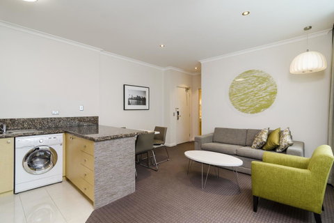 Clarion Suites Gateway - Accommodation Daintree 29