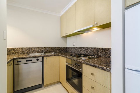 Clarion Suites Gateway - Accommodation Daintree 8