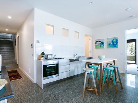 Lansdowne Villa - With Swimming Pool - Accommodation Daintree 8