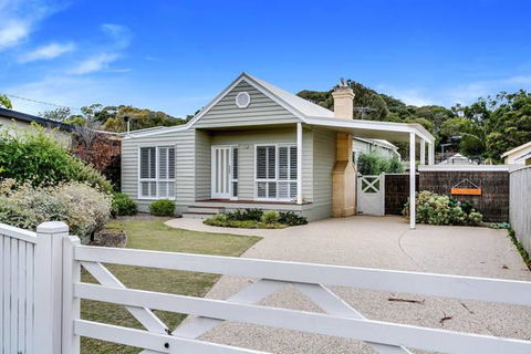 Cute Cottage On Cain - Beach At End Of Street - Accommodation Daintree 0