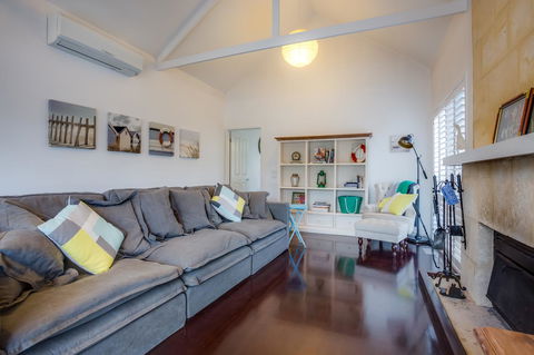 Cute Cottage On Cain - Beach At End Of Street - Accommodation Daintree 5