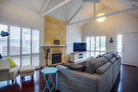 Cute Cottage On Cain - Beach At End Of Street - Accommodation Daintree 1