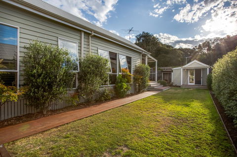 Cute Cottage On Cain - Beach At End Of Street - Accommodation Daintree 9