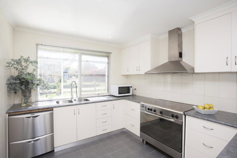 Beechworth Cedar Cottages - Accommodation Daintree 4