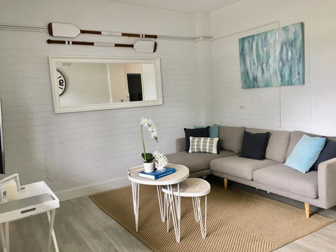 The Wheelhouse - 2BR Waterfront Apt In Town - Accommodation Daintree 2