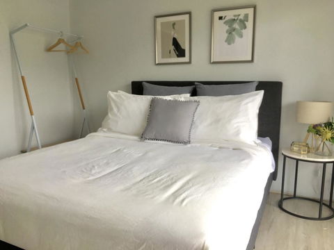 The Wheelhouse - 2BR Waterfront Apt In Town - Accommodation Daintree 7