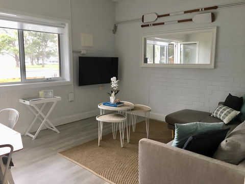 The Wheelhouse - 2BR Waterfront Apt In Town - Accommodation Daintree 1