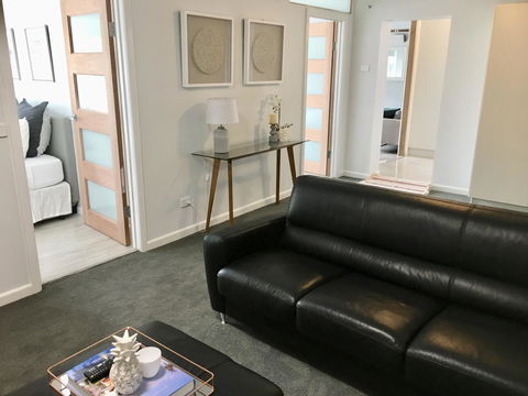 The Wheelhouse - 2BR Waterfront Apt In Town - Accommodation Daintree 10