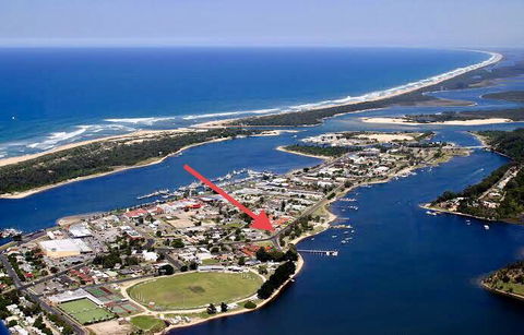 The Wheelhouse - 2BR Waterfront Apt In Town - Accommodation Daintree 16