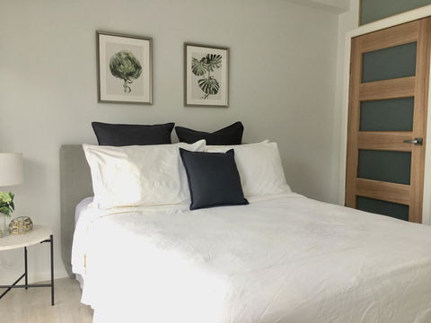 The Wheelhouse - 2BR Waterfront Apt In Town - Accommodation Daintree 4