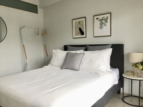 The Wheelhouse - 2BR Waterfront Apt In Town - Accommodation Daintree 9
