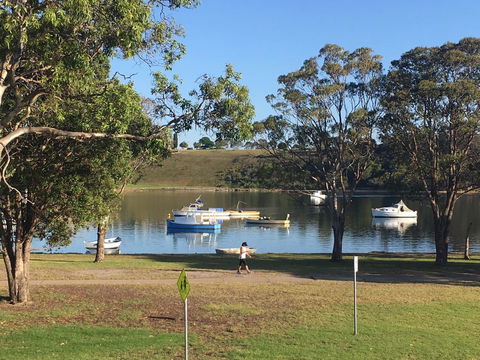 The Wheelhouse - 2BR Waterfront Apt In Town - Accommodation Daintree 20
