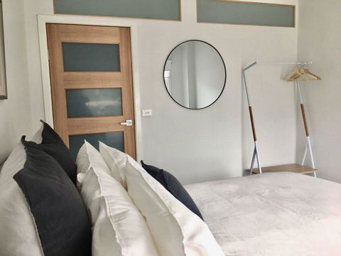 The Wheelhouse - 2BR Waterfront Apt In Town - Accommodation Daintree 5