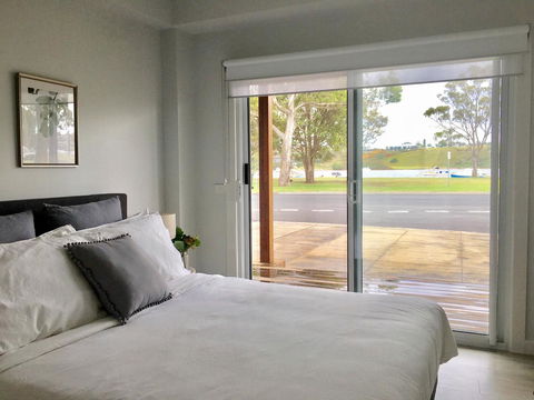 The Wheelhouse - 2BR Waterfront Apt In Town - Accommodation Daintree 3