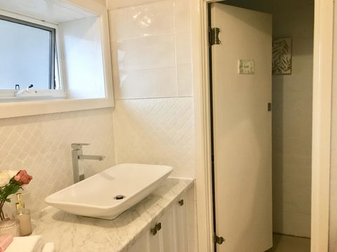 The Wheelhouse - 2BR Waterfront Apt In Town - Accommodation Daintree 12