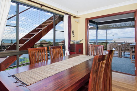 THE BOARDROOM ON BANKSIA - 11 Banksia Ave Bonny Hills - Accommodation Daintree 2