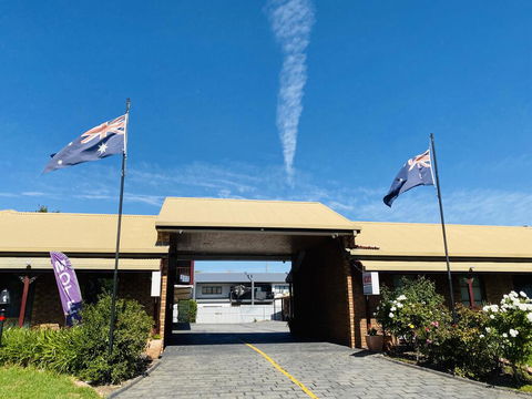 The Cottage Motor Inn Albury - Accommodation Daintree 2