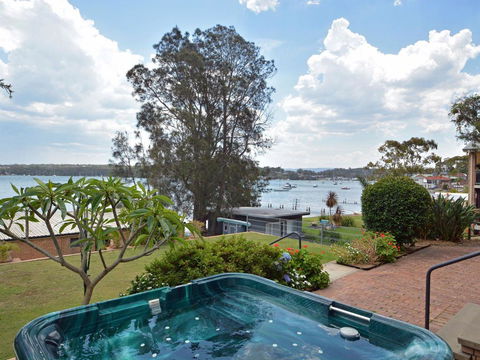 The House On The Lake @ Fishing Point, Lake Macquarie - Honestly Put The Line In And Catch Fish - Accommodation Daintree 1