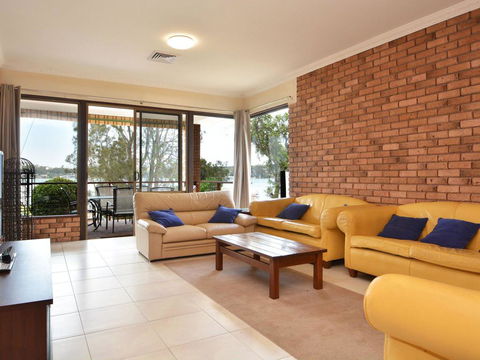The House On The Lake @ Fishing Point, Lake Macquarie - Honestly Put The Line In And Catch Fish - Accommodation Daintree 3