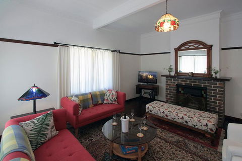 The Leura Mountain House - Accommodation Daintree 1