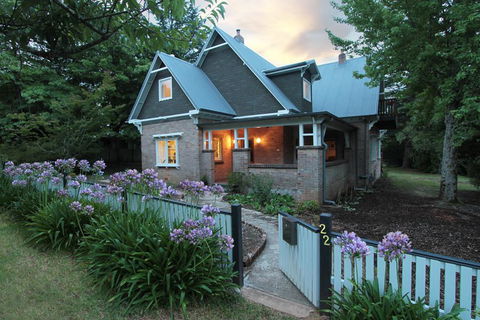 The Leura Mountain House - Accommodation Daintree 0