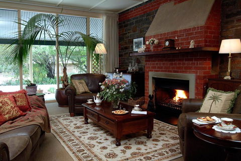 The Lodge Country House - Accommodation Daintree 3