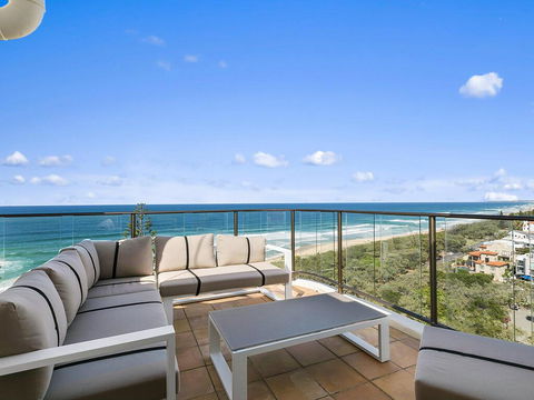 The Penthouse @ Point Cartwright - INSTANT HOTEL WINNER 2019 - Accommodation Daintree 3