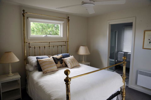 The Red Feather Inn - Accommodation Daintree 0