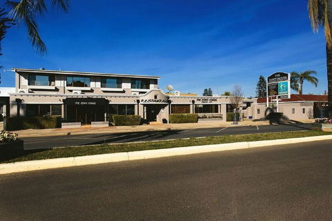 The Town House Motor Inn - Accommodation Daintree 1
