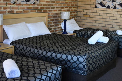 The Town House Motor Inn - Accommodation Daintree 3