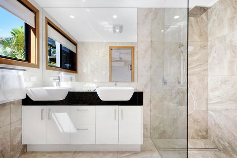 THE VIEW, TUGUN - 4 Bedrooms - Sea Views - Private Heated Pool - Accommodation Daintree 2
