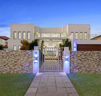 The White House GC Waterfront Home Cinema Jacuzzi Heated Pool - Accommodation Daintree