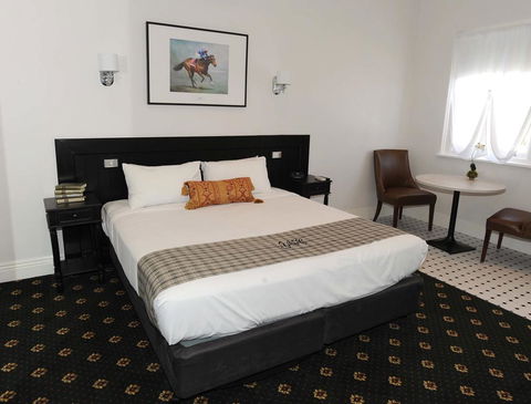 The Yarrawonga Hotel - Accommodation Daintree 0