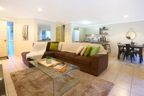 Theme Park HolidayTownhouse - Accommodation Daintree 2