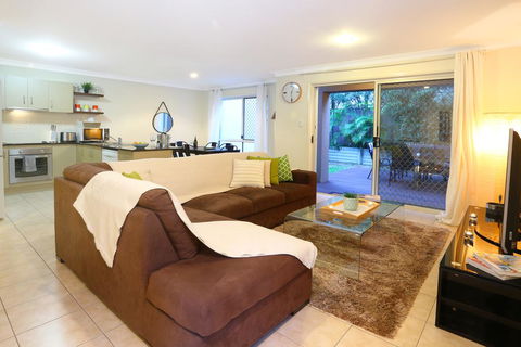Theme Park HolidayTownhouse - Accommodation Daintree 3