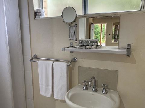 Tin Can Bay Motel - Accommodation Daintree 2