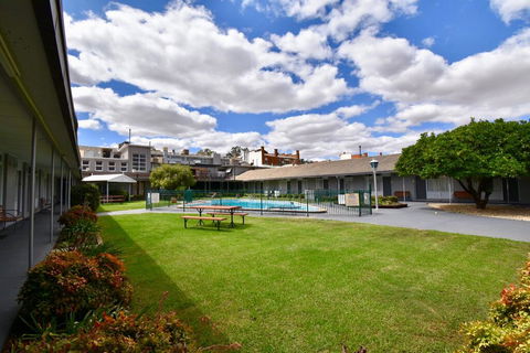 Townhouse Motel Cowra - Accommodation Daintree 2