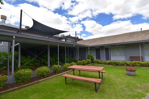Townhouse Motel Cowra - Accommodation Daintree 1