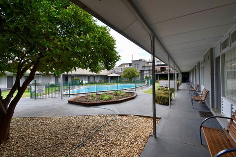 Townhouse Motel Cowra - Accommodation Daintree 3