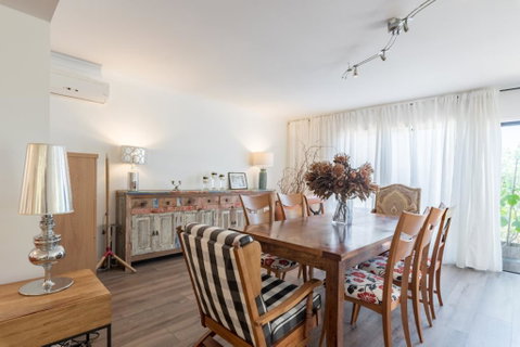 ULTRA SPACIOUS STYLISH HOME IN PRESTONS - SYDNEY - Accommodation Daintree 1