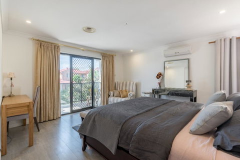 ULTRA SPACIOUS STYLISH HOME IN PRESTONS - SYDNEY - Accommodation Daintree 2