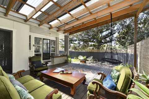 UMINA BEACH KOKOMO- Walk To The Beach, FAMILY And PET FRIENDLY Set Of 3 Vintage Original Holiday Flats & Vintage Caravan And Bat - Accommodation Daintree 2