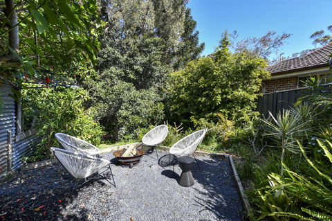 UMINA BEACH KOKOMO- Walk To The Beach, FAMILY And PET FRIENDLY Set Of 3 Vintage Original Holiday Flats & Vintage Caravan And Bat - Accommodation Daintree 3
