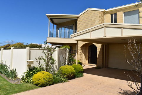 VIEWS FOREVER - INVERLOCH - Accommodation Daintree 0