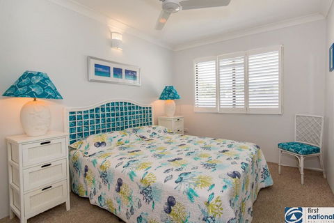 VIEWS VIEWS VIEWS! Front Top Floor Waterfront Unit - Chnook Apartments South Esp, Bongaree - Accommodation Daintree 2